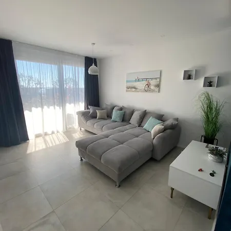 Donatella 2 Podstrana